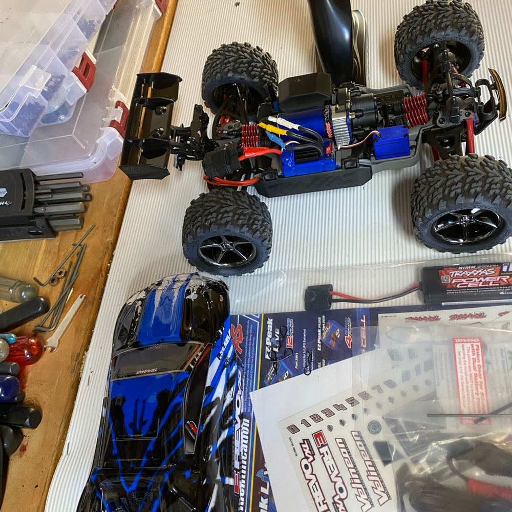 Traxxas E Revo 1/16 and 1/10 scale - Picture 3 of 5